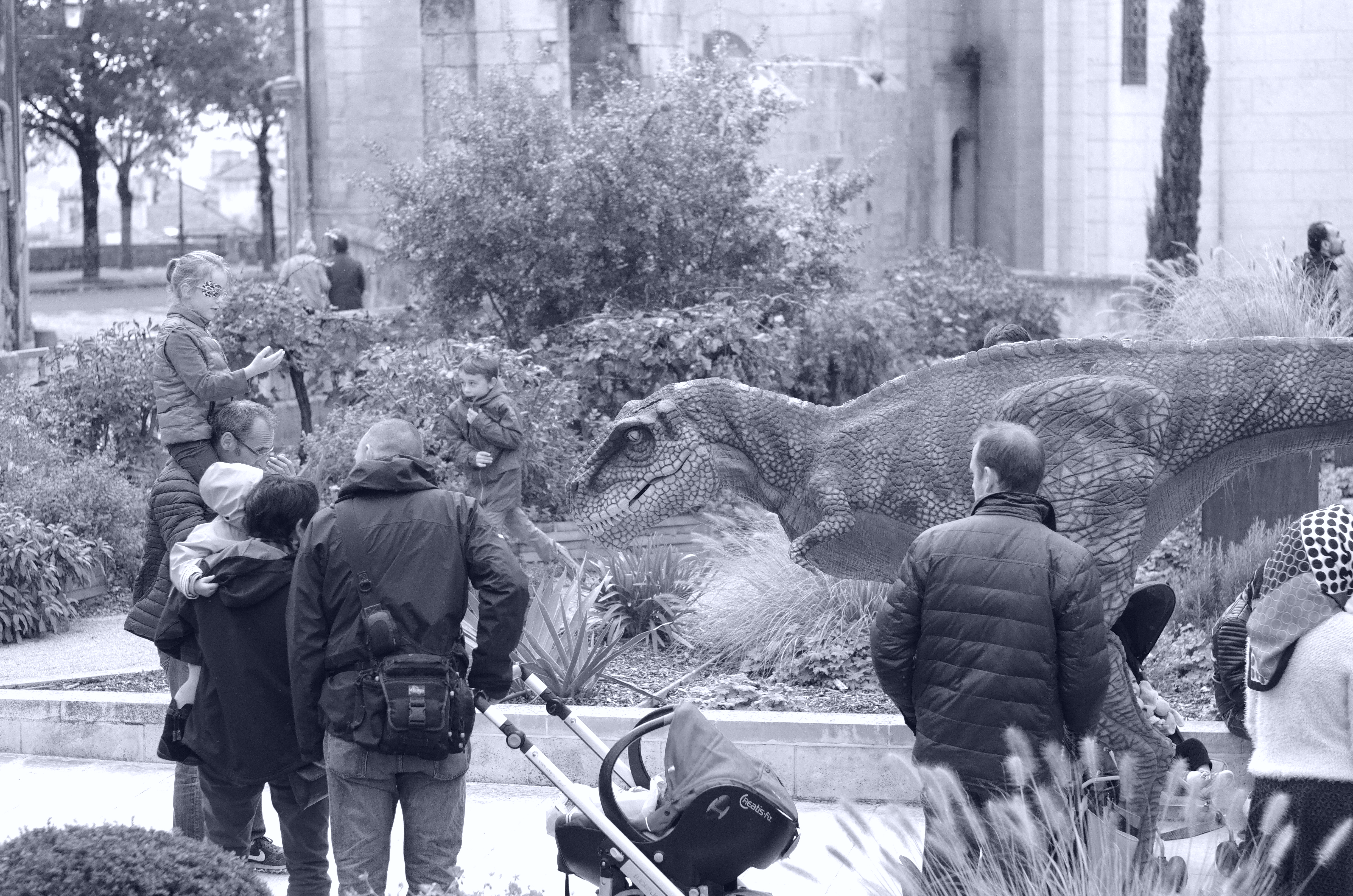 Le Dino courant dans les rues d'Angoulême